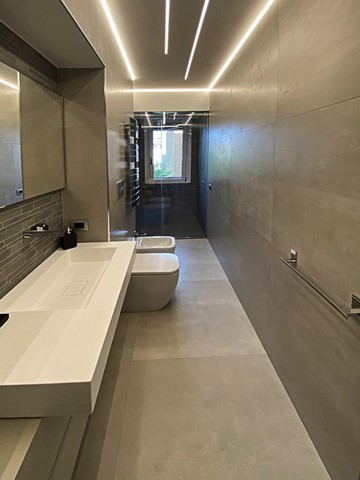 Rifacimento di un bagno a Milano bagno con linee di luce