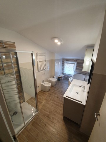 Ristrutturazione di un bagno a Monza bagno con vasca e doccia