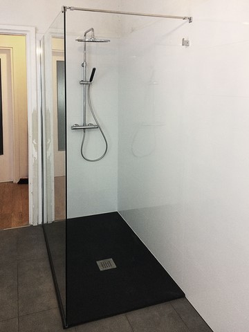 Ristrutturazione bagno a Milano box doccia walk in con piatto doccia nero