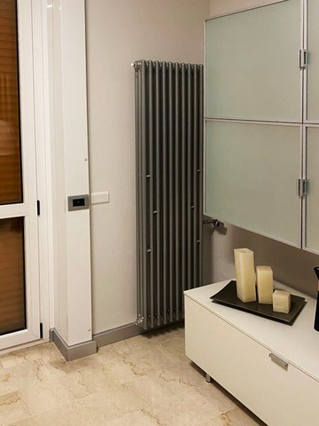 radiatore d'arredamento grigio