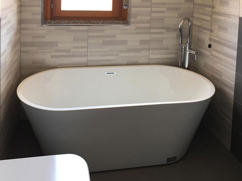 Rinnovo di angolo vasca a Monza vasca free standing