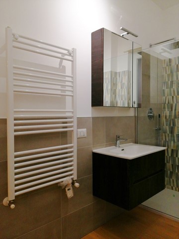 mobile lavabo sospeso e scaldasalviette